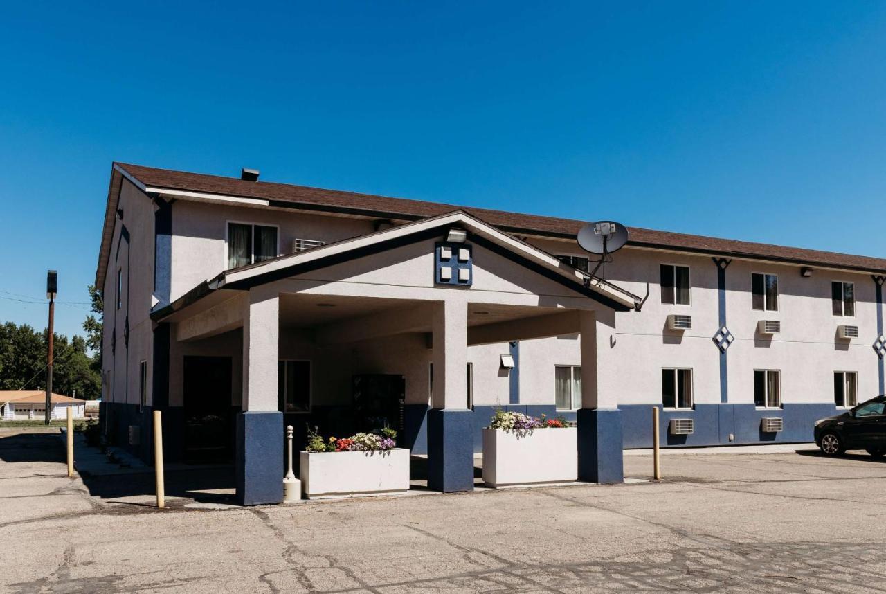 Travelodge By Wyndham Worland Exterior photo